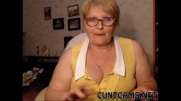 Madurita enseña culo