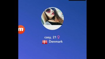 joven buenas tetas filmada mientras desliza bajo camiseta Catadora